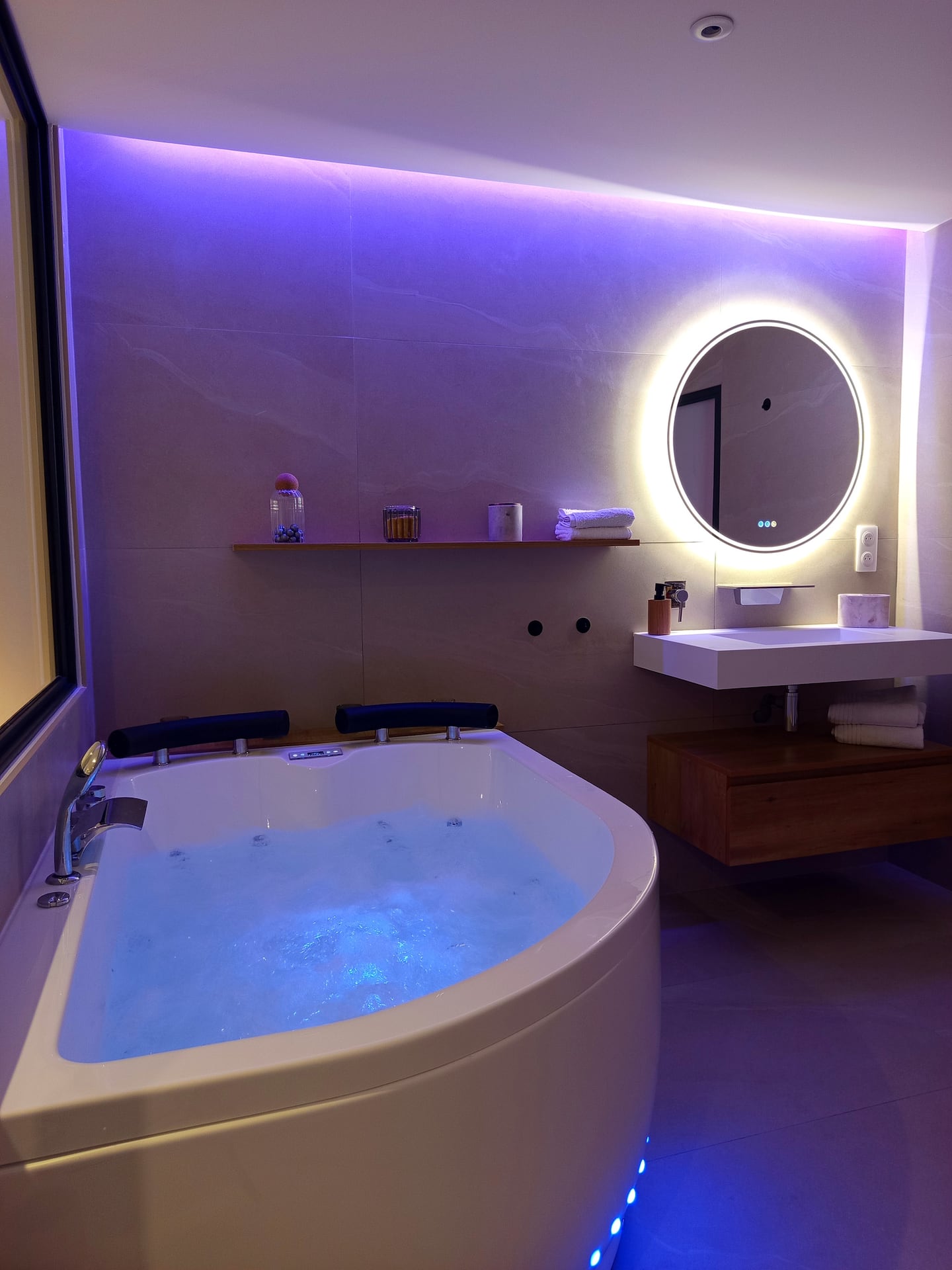 Baignoire balnéo privative du Cocon avec éclairage d'ambiance