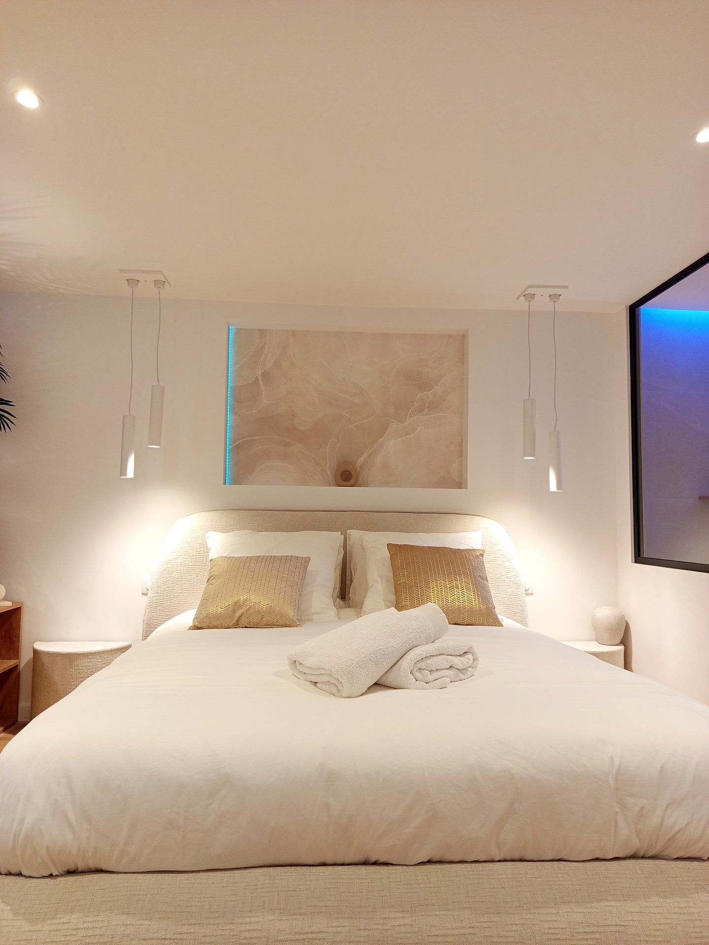 Lit double avec linge de maison haut de gamme