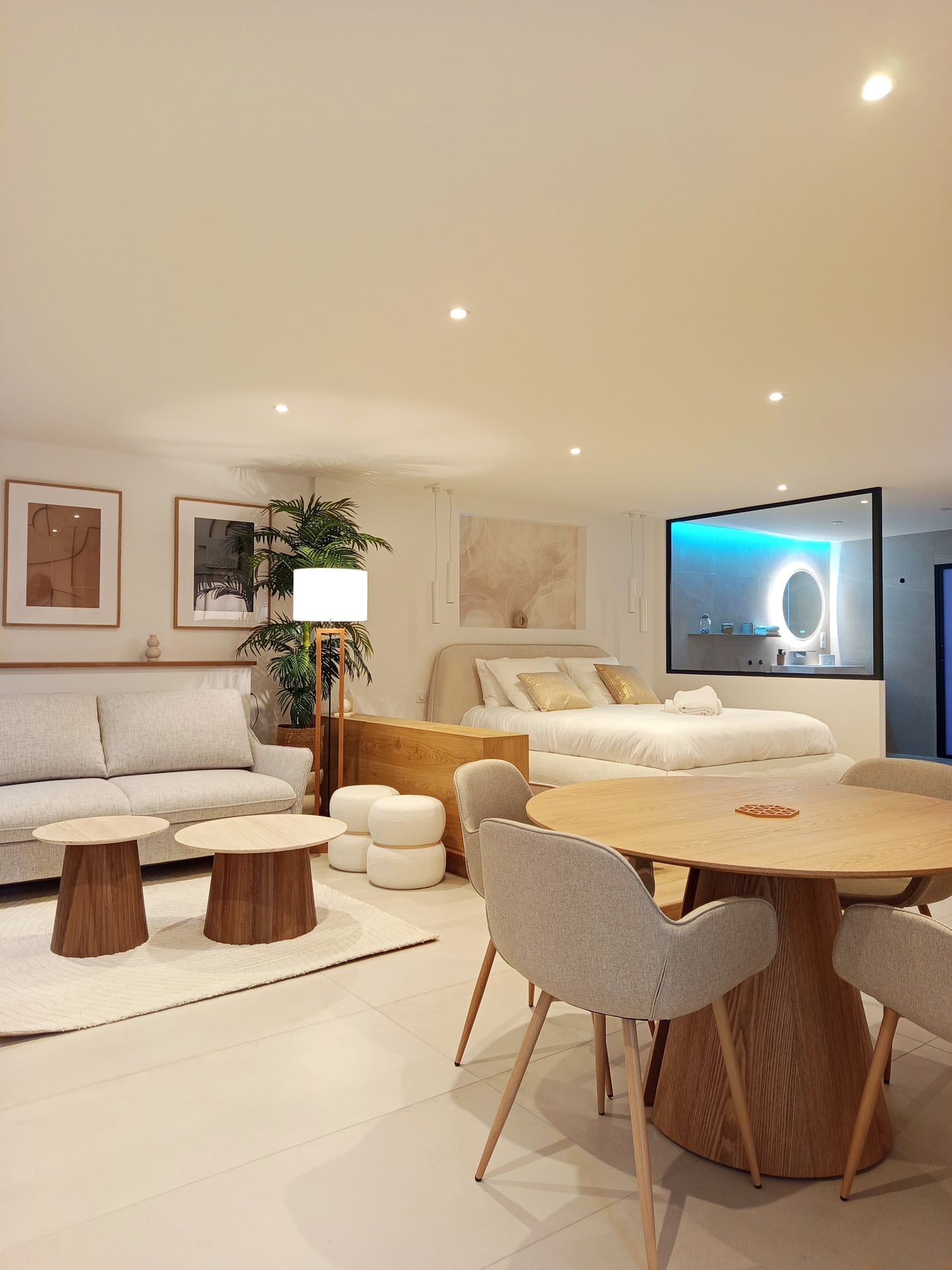 Espace de vie du Cocon avec salon, coin repas et lit